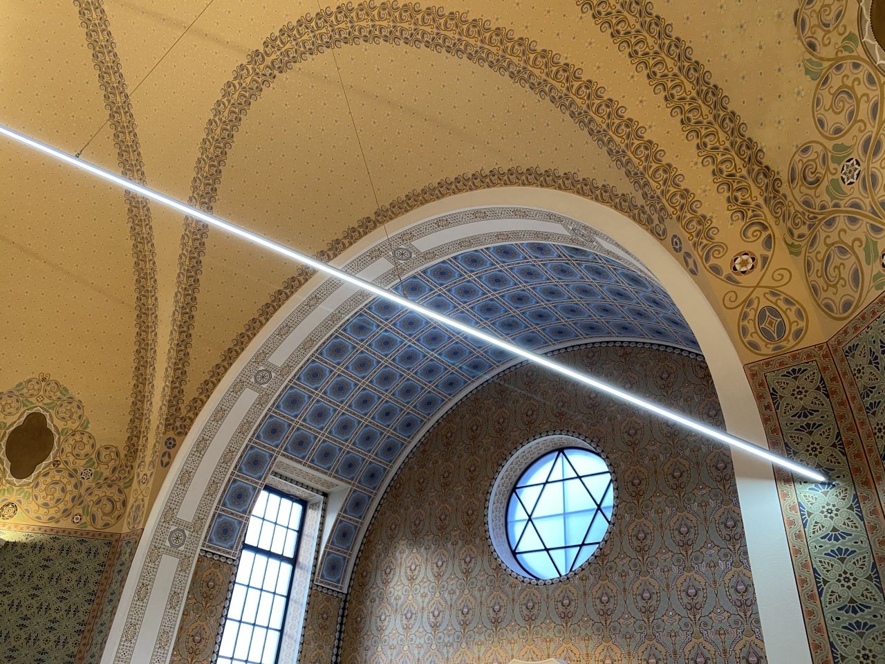 Ehemalige Synagoge St. Pölten, Innenansicht mit Lichtstrahl (© Museumsmanagement Niederösterreich)